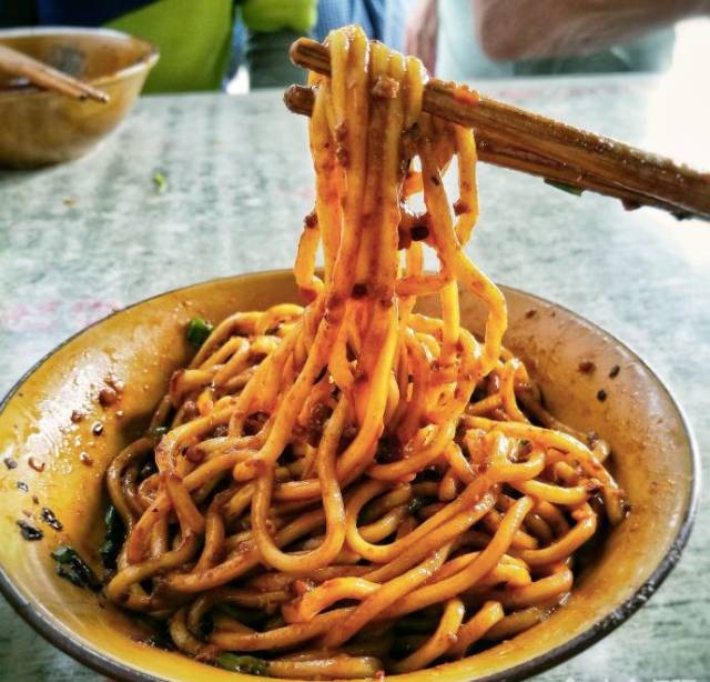 图据:涂迹小白 图据:涂迹小白 相比鸡杂, 牛肉杂酱面更受好评,臊子炒