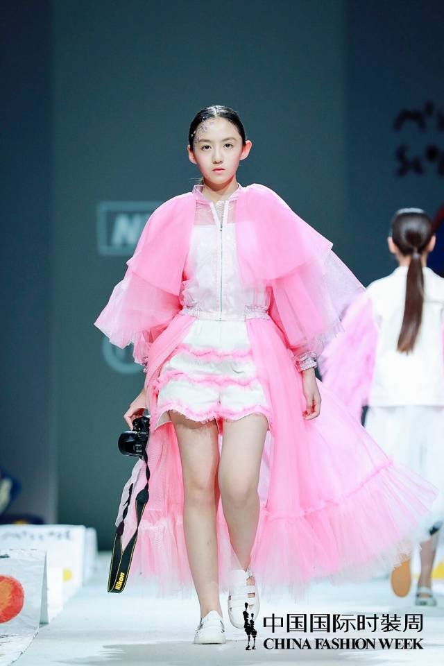据悉,张格近期出演的高燃青春励志剧《闪光少女》刚在青岛杀青,她在剧