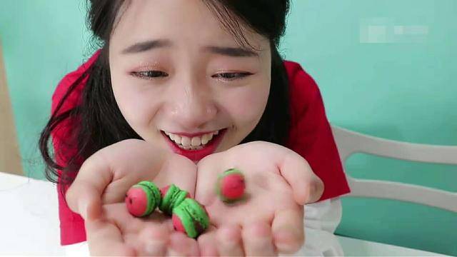 伶可兄弟里的"妮妮",这次要来试吃几款西瓜造型的网红零食
