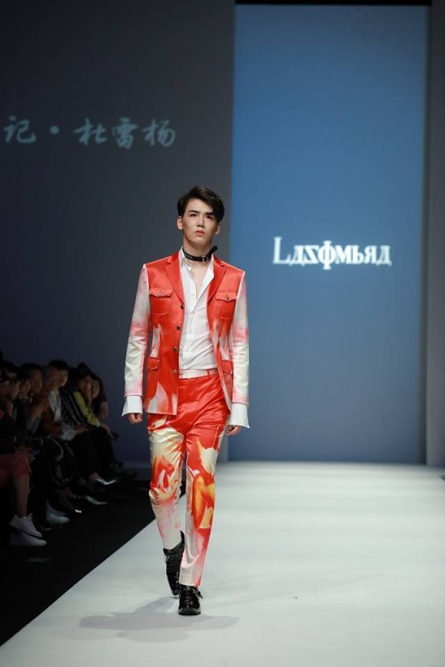 梁超受邀出席国际时装周,首次t台走秀演绎魅力"仙"生