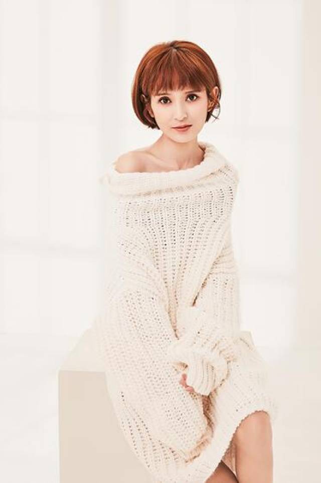 近日,演员肖茵曝出一组最新秋冬写真.