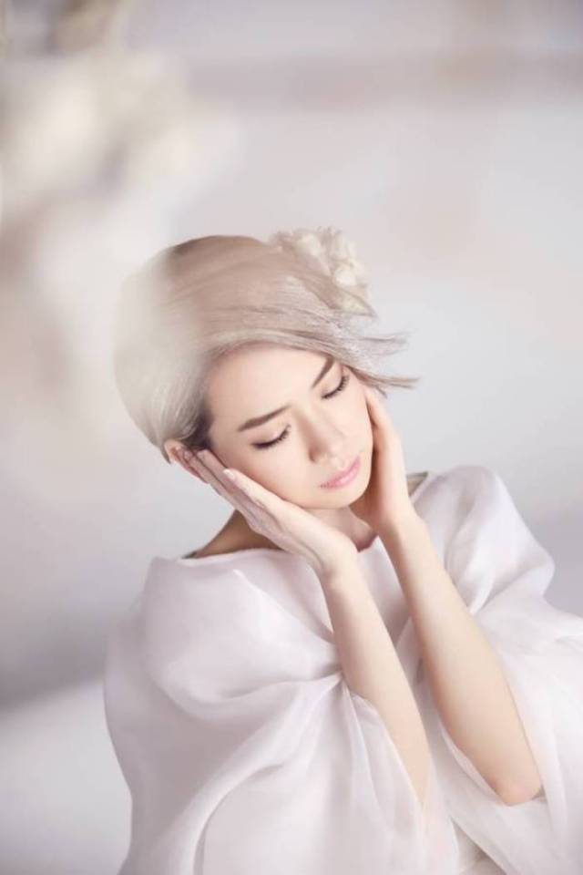 13个女星闭眼照,baby做作唐嫣甜,三个配花好看,第一名毫无异议