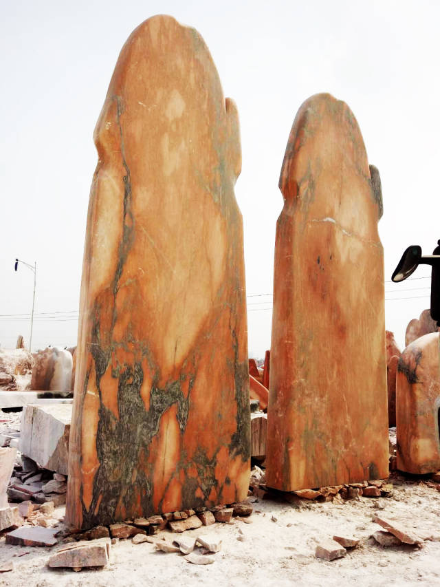 大型雕刻晚霞红景观石是一种,是一种常见的景观石产品,深受市场欢迎.