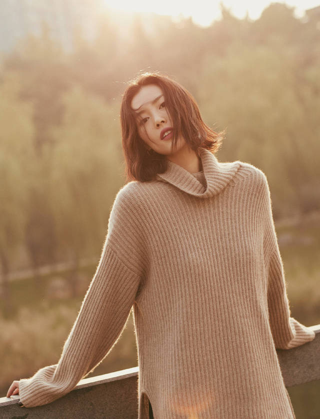 刘雯游西安古城,演绎大地色系的高级感,招牌笑容比毛衣更温暖!