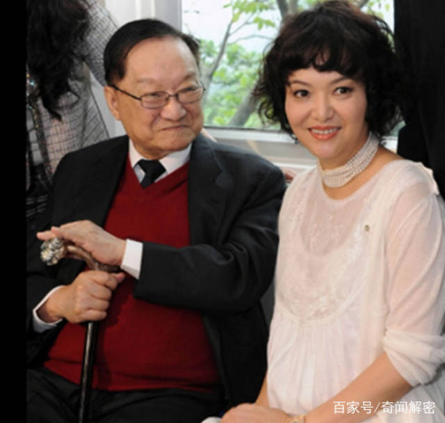 金庸罕见珍藏照:图1与梦中情人夏梦的合影,图2妻子杜治芬美艳