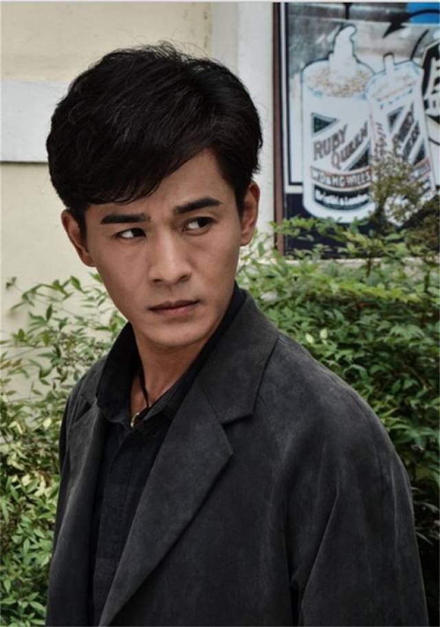 故事介绍该剧从"奇情","大义"出发,以一个"情"字当头的传奇女子黄莺音