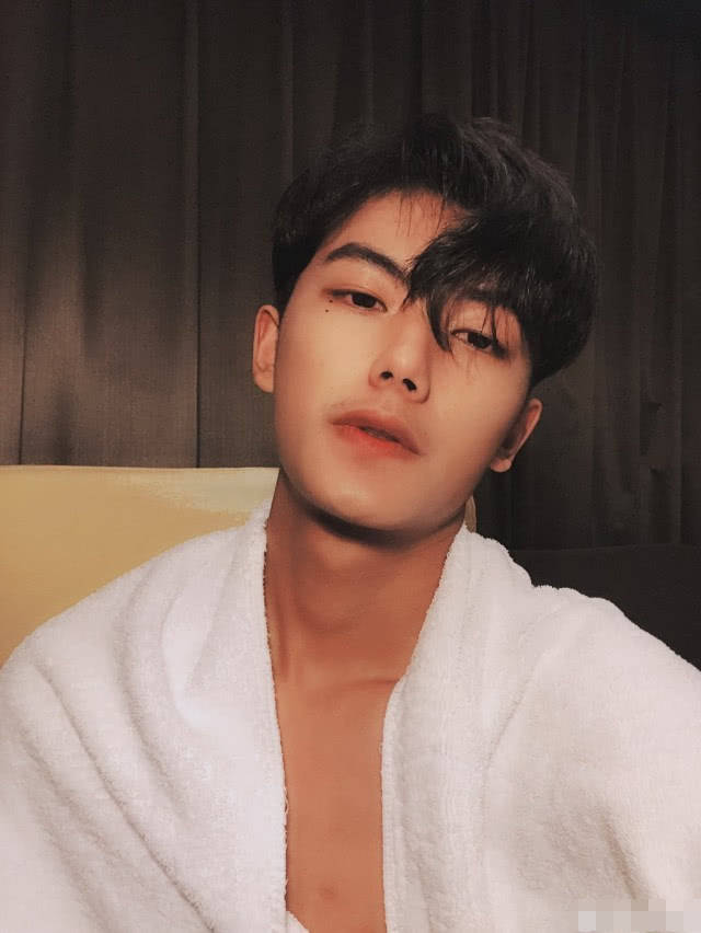 付守东转行做吃播?一个动作引众怒被骂惨,网友:嗯,真香!