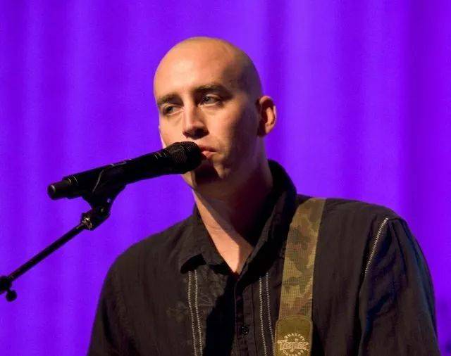 tyrone wells说:"我写歌是为了展示生活,人们仅仅需要交流和互爱,然而