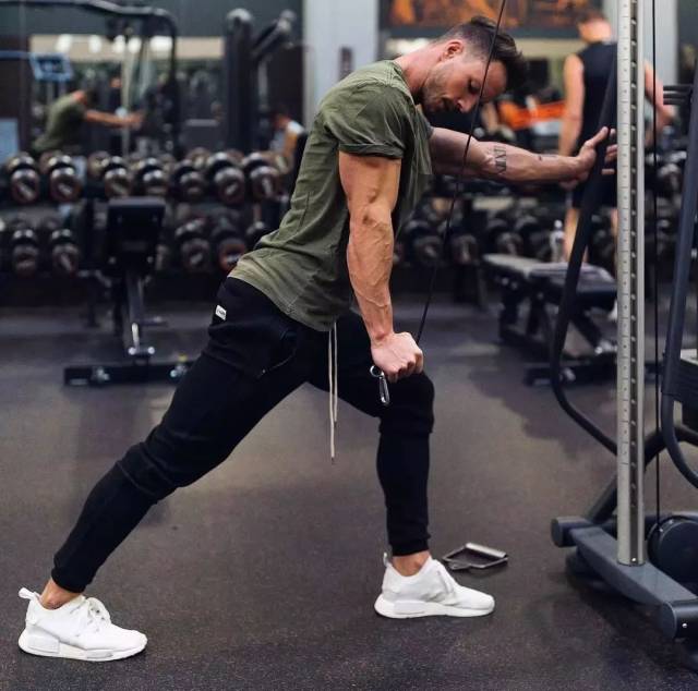 这件卫衣,独具欧美风格,时尚潮流,修身保暖,舒适亲肤,运动时无拘束.