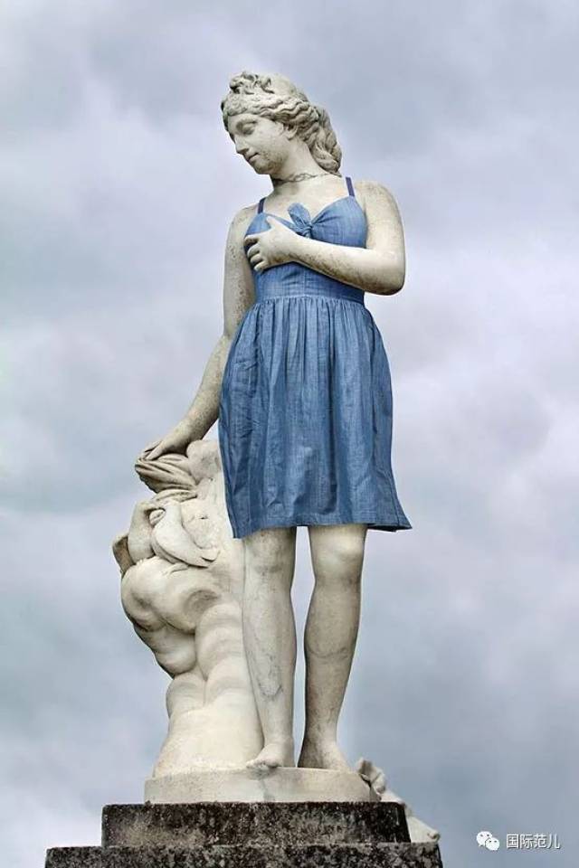古代雕像穿上时髦服装 一秒穿越变身都市男女