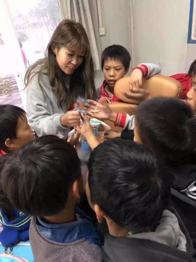 丁和李朴义剪活动已经持续了几年的时间了,团队的义剪发型师也与太阳