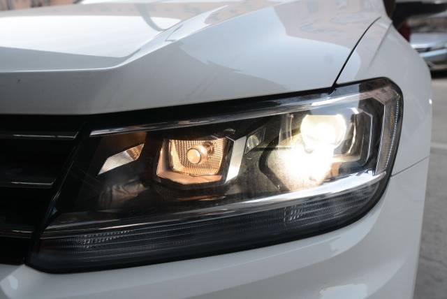 美光改灯长沙总店【车灯升级特点】途观大灯内外侧灯位是配有氙气灯