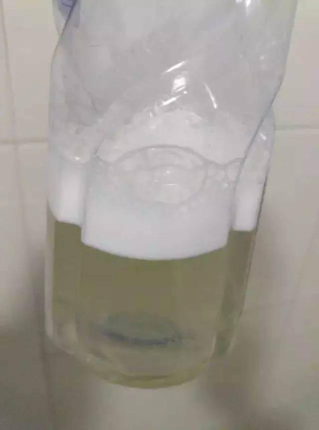 2,旋紧瓶盖,使劲摇晃1,打开矿泉水瓶,往里倒入四分之一的水,并加入1