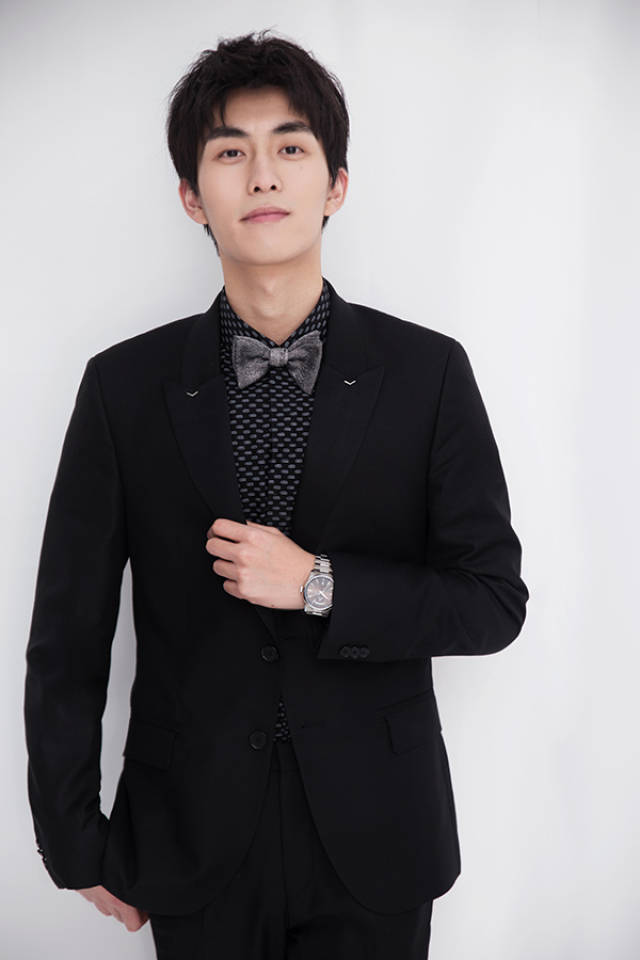 王钰威儒雅西装参加活动 演绎绅士风度