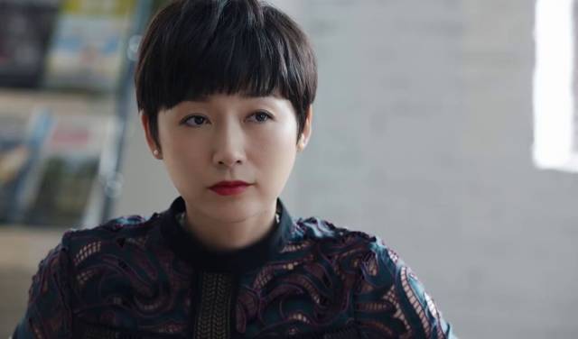 反观剧里的两个配角, 代乐乐和宋轶, 人家这才叫 高级女白领的正常穿