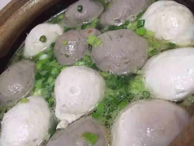 在新城隐藏着一家让食客疯狂打卡的美食店地道紫金牛肉丸煲仔饭功夫汤