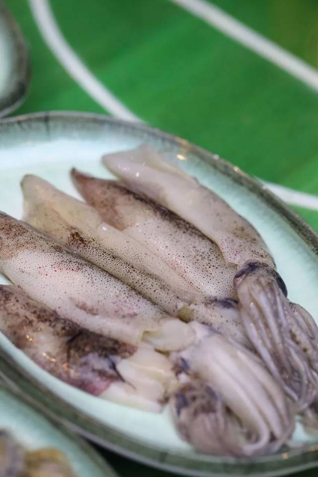 酸菜海鲜火锅酸爽,纸包鱼麻辣撩人,大连这家烧烤名店跨界成功!