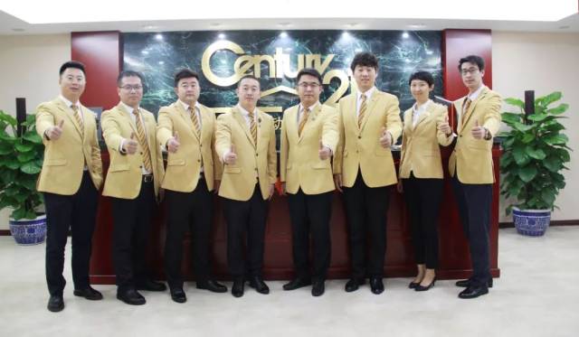 湛江地区加盟商团队代表孙利兵先生与21世纪不动产