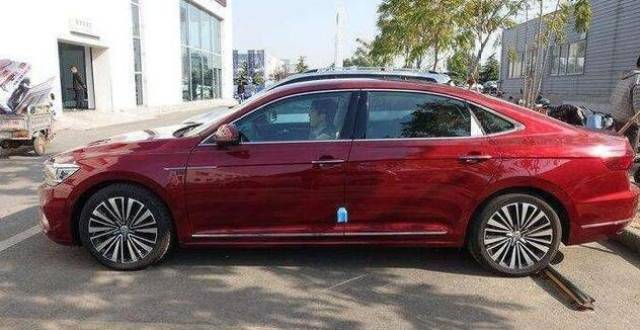 红色的全新大众帕萨特实车