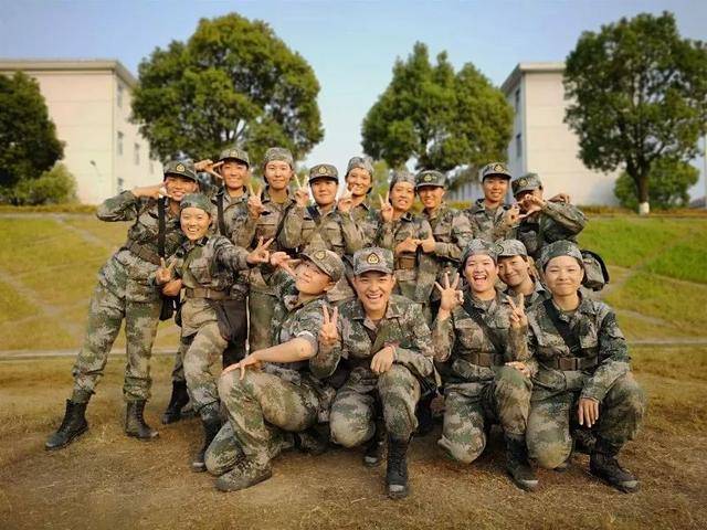 亲爱的女兵 有多少女孩想和你们一样 但只有你们穿上了军装 军装代表