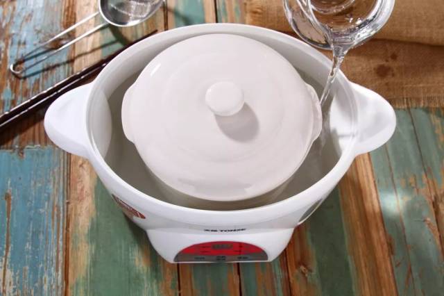 若使用自家的锅,小火隔水炖燕窝,仅需25分钟左右就可以了.