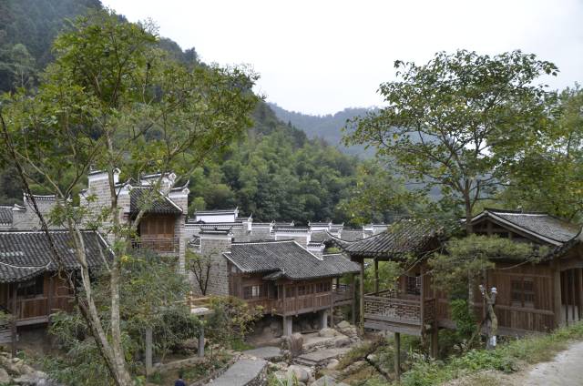 从东莞出发,到新丰已经接近中午,大家停在韶关新丰恒胜客家大院,享用