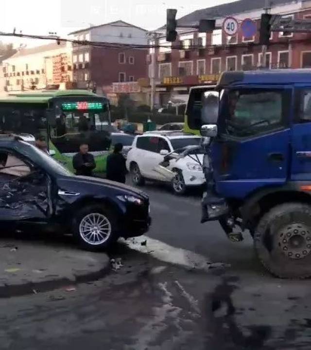 河北沧州突发惨烈车祸图片