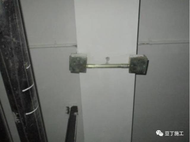 地下室明配管转角采用接线盒