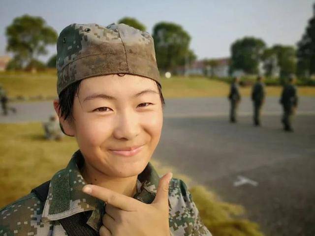 女兵入伍一个多月,这些军装照一曝光,班长都惊呆了!