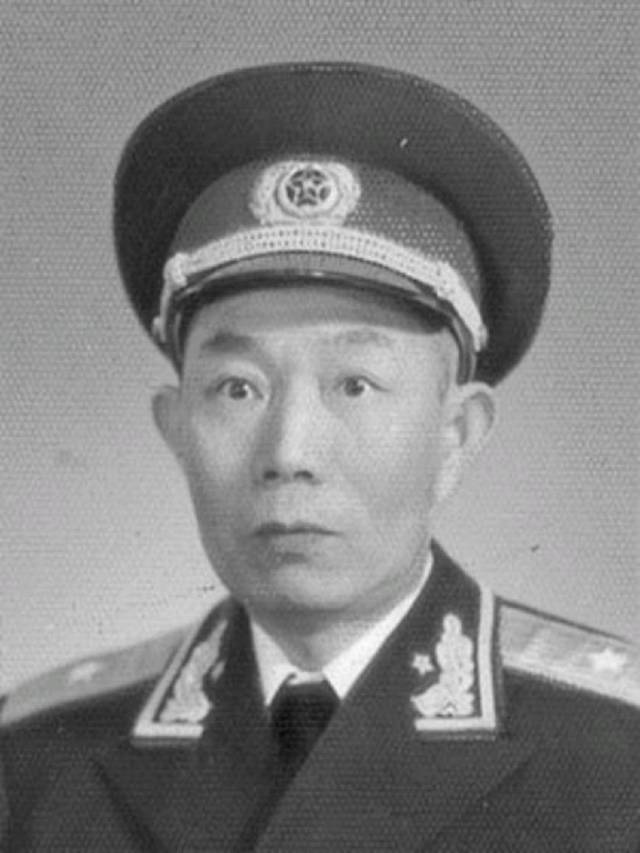 一颗炮弹飞来，连长纵身一跃躲过，转身一看，发现团长正架设电话_搜狐网