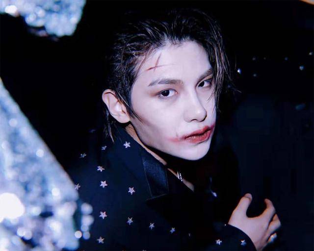 黄明昊万圣节化身邪魅王子,装扮成joker,嘴角比平时还帅!