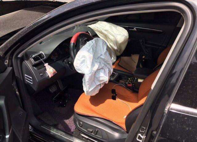 大众迈腾马路碰撞重型半挂车,网友:这质量真是中型车中的骄傲!
