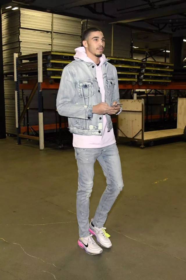 赛前则穿上了 off-white × nike air max 97「queen」