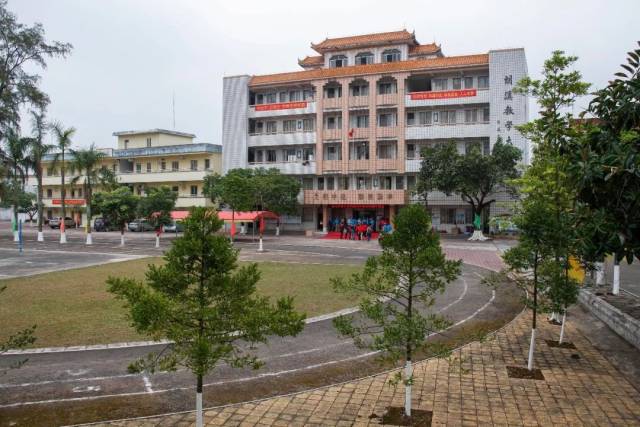 台山萃英中学68届校友回校相聚!