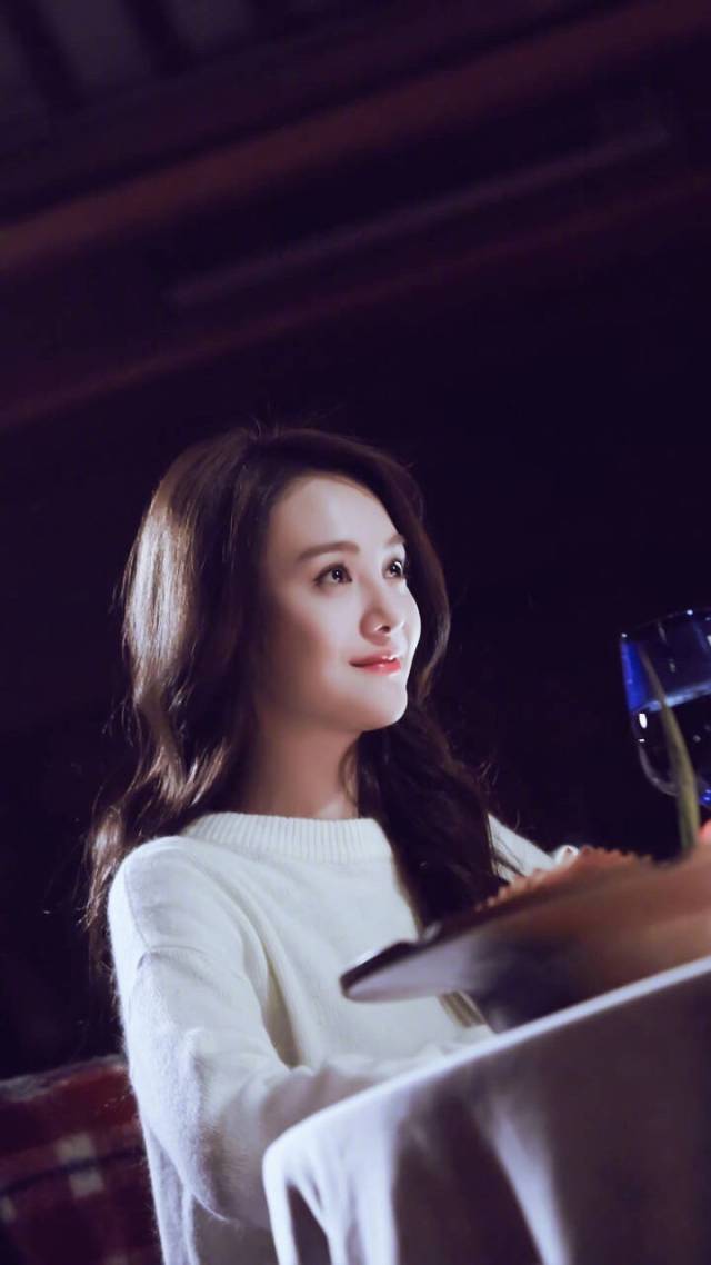 般美丽长发的郑爽妹子,果然微微一笑很倾城,期