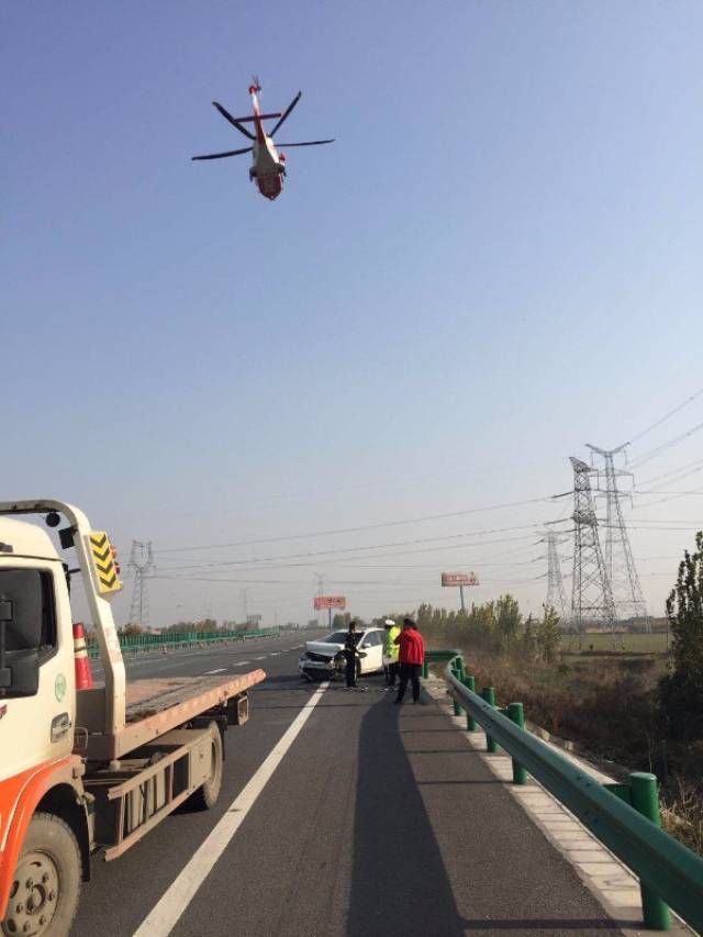 车祸致交通拥堵 咸阳高速交警调用直升机救援伤者
