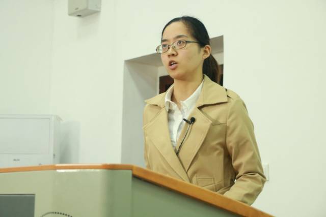 在工作中,周颖逐步摸索出了"激趣引思,互动生成"的教学思路.