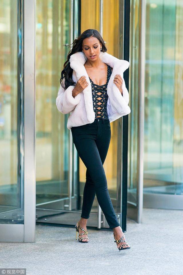 签约天使贾丝明·图克白色皮草铅笔裤,搭配金属高跟鞋,简约大气.