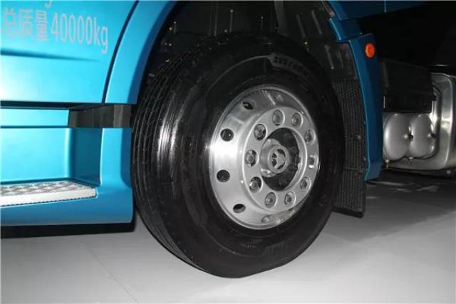 前桥为新f7n车桥,盘式制动,装配康迈50万公里免维护轮端.