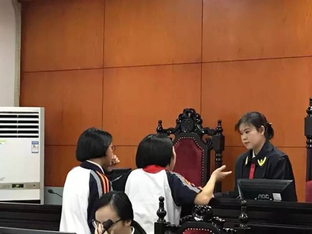 我校学生和陈法官交流学习心得