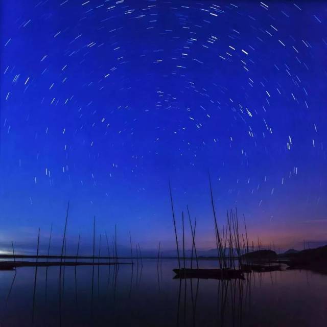 胡传斗摄 暮色下的s湾 天空中点缀着一颗颗星辰 水天一色 静谧的只剩