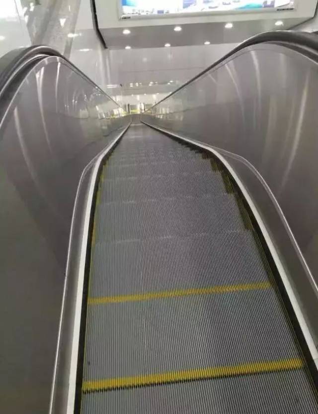 坐扶梯的时候还是闭上眼睛吧