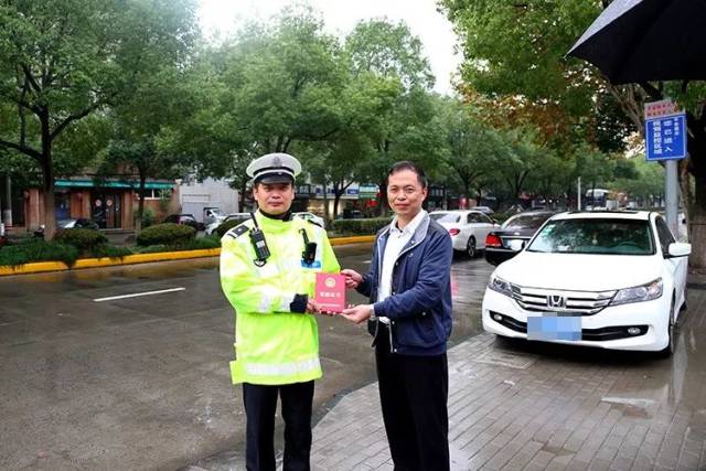 向正在执勤的交警大队城西中队民警颜惠东,凤鸣派出所民警李杭飞送上