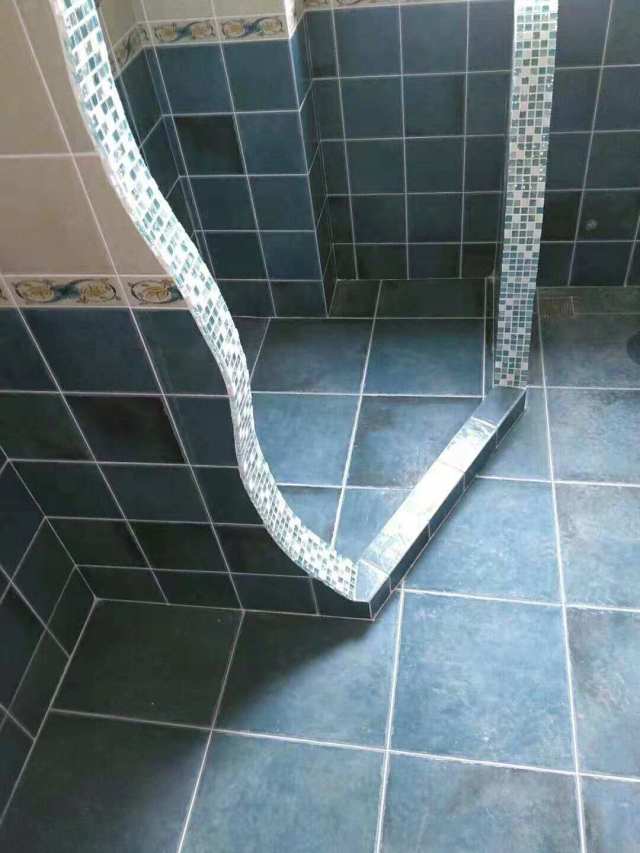 淋浴房用砖砌的,漂亮实用