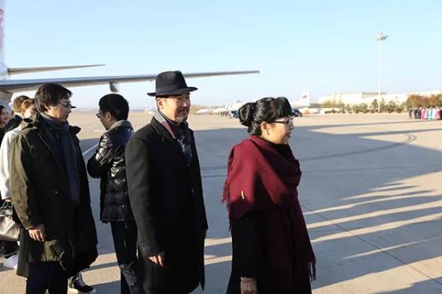 佟丽娅、张国立等人去朝鲜了!金正恩现场观看演出(视频)_中国