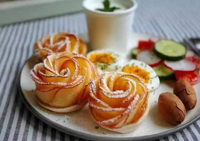 苹果做成玫瑰状的甜点一口下去酸甜可口小朋友的最爱哦