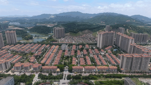 海伦堡广场,紫金广场,四会广场, 时代广场,名店汇步行街人流如织.