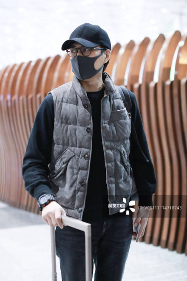 靳东罕见戴口罩现身机场,获悉原因后网友大呼暖心