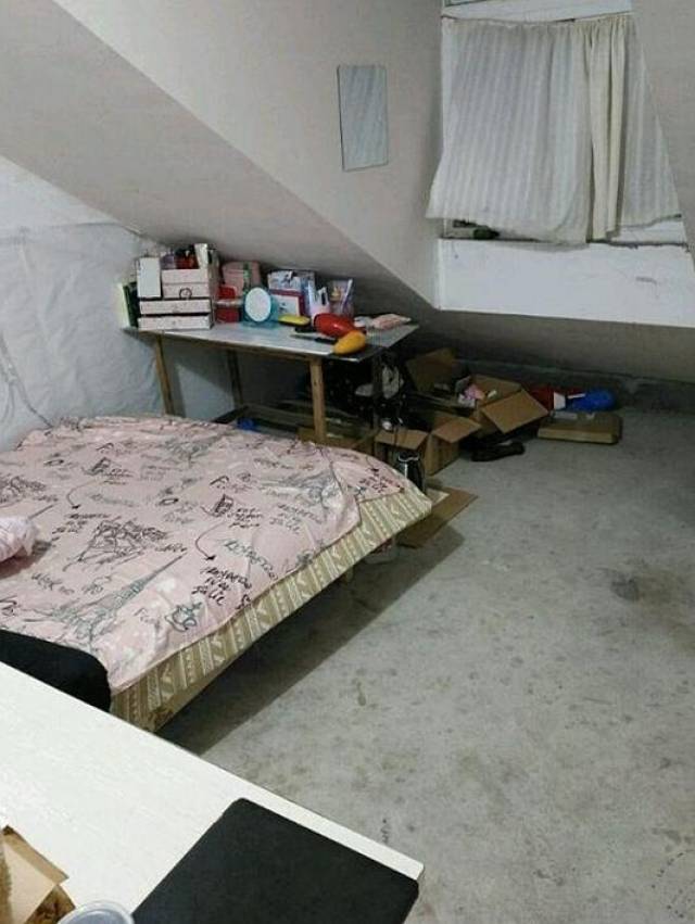 地面是粗糙的水泥地,一张简陋的电脑桌.