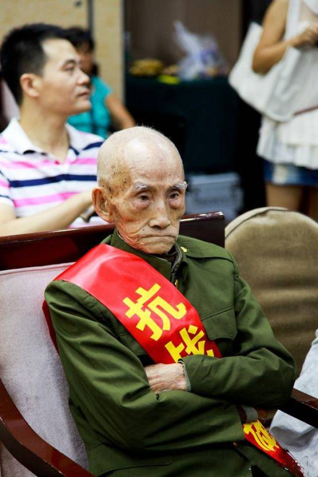 了不起的97岁抗战老兵,拒绝和日本人握手,拒绝巨额捐款!